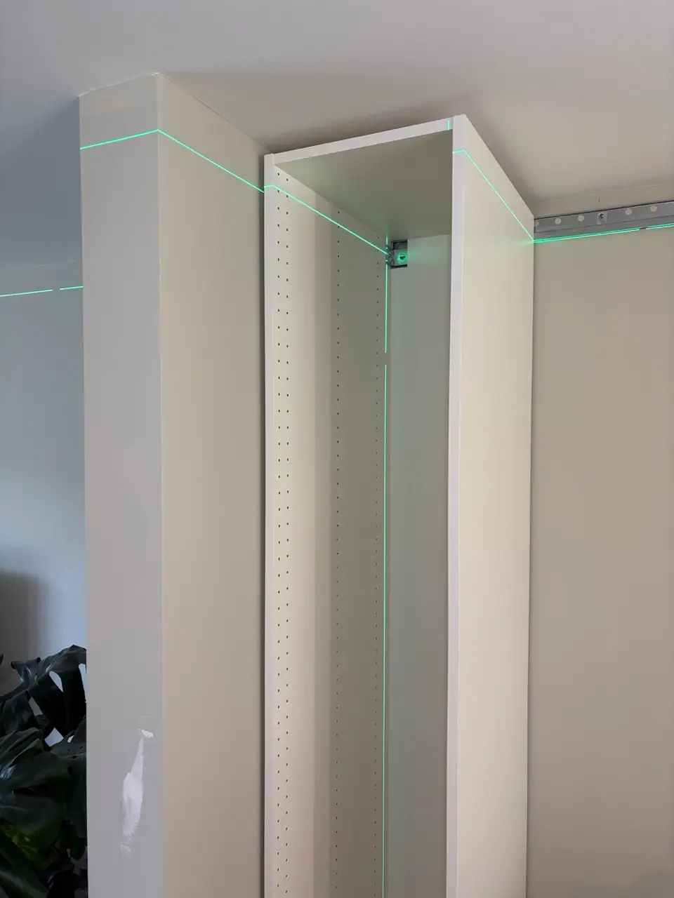 Wall cabinet assembly and levelling, project photo 3