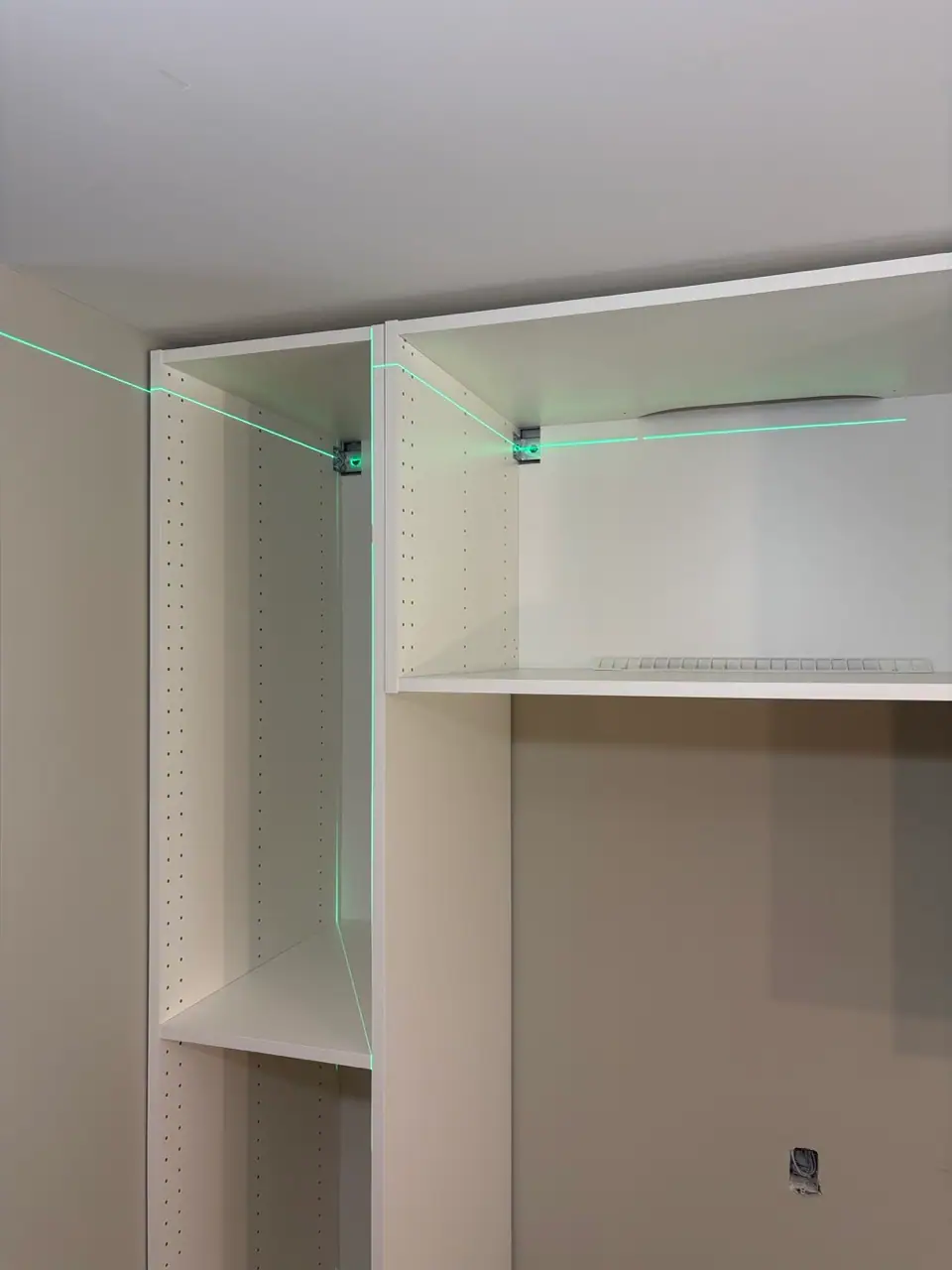 Wall cabinet assembly and levelling, project photo 4